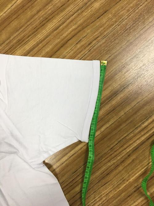T-shirts de algodão com decote em v